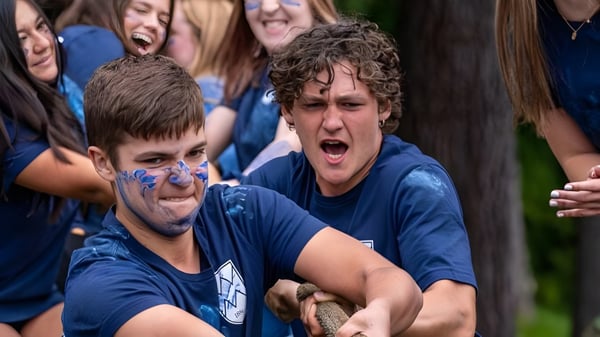 Schüler der White Mountain School feiern draußen mit bemalten Gesichtern eine lebhafte Veranstaltung.