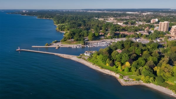Eine Küstenlandschaft mit bewaldetem Ufer und Pier zeigt sich in der Nähe der White Oaks Secondary School.