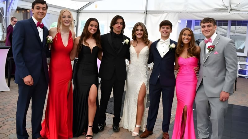 Eine Gruppe gut gekleideter Personen posiert bei einer Veranstaltung auf dem Gelände des Whites Hill State College.