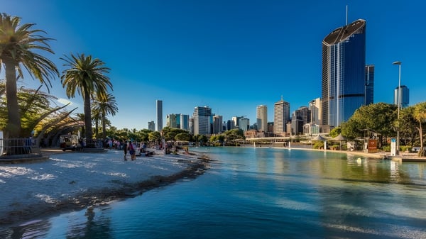 Blick auf die Wasserfront mit Palmen und modernen Hochhäusern in der Nähe des Whites Hill State College.