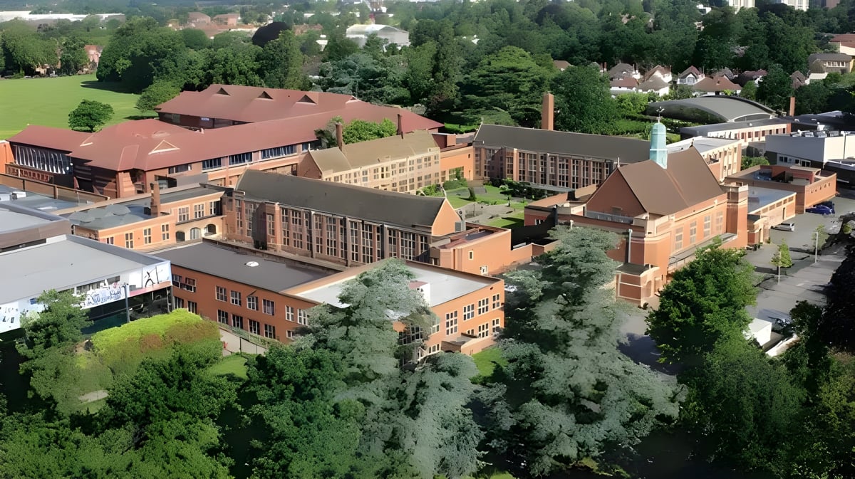 Luftaufnahme des historischen Backsteingebäudekomplexes auf dem Gelände der Whitgift School umgeben von viel Grün.