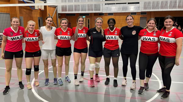 Eine Gruppe junger Athletinnen steht zusammen auf dem Basketballfeld der Whitsunday Anglican School.