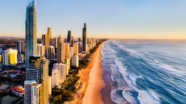 Luftaufnahme der Küste mit Hochhäusern und Strand in der Nähe der Whitsunday Anglican School.