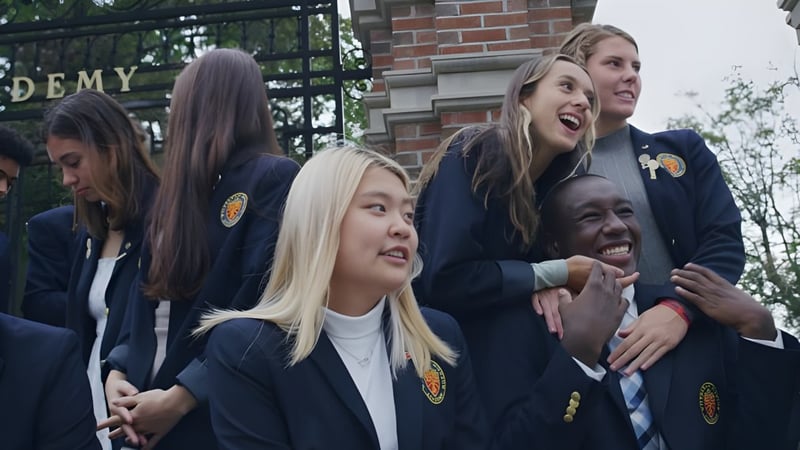 Eine Gruppe von Schülern der Wilbraham & Monson Academy steht zusammen und unterhält sich auf dem Schulgelände.