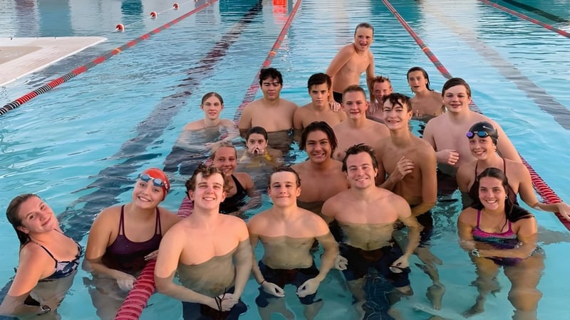 Schüler der Williams Field High School nutzen das Hallenbad für Schwimmaktivitäten.