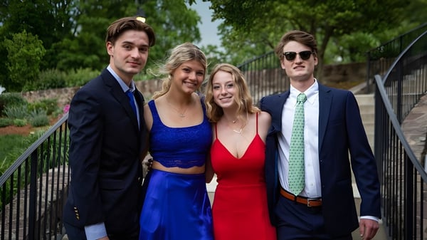 Eine Gruppe von vier jungen Erwachsenen posiert im Garten auf dem Gelände der Williston Northampton School.