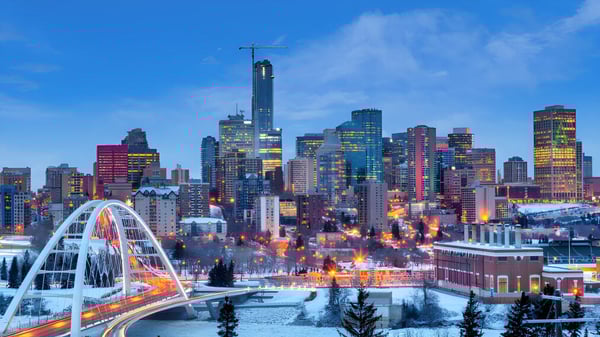 Das Bild zeigt ein Riesenrad vor der Skyline in der Nähe der Willow Creek Composite High School bei Nacht.