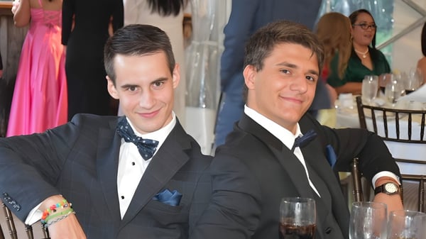 Zwei Männer in formeller Kleidung stehen zusammen und lächeln bei einer Veranstaltung der WillowWood School.