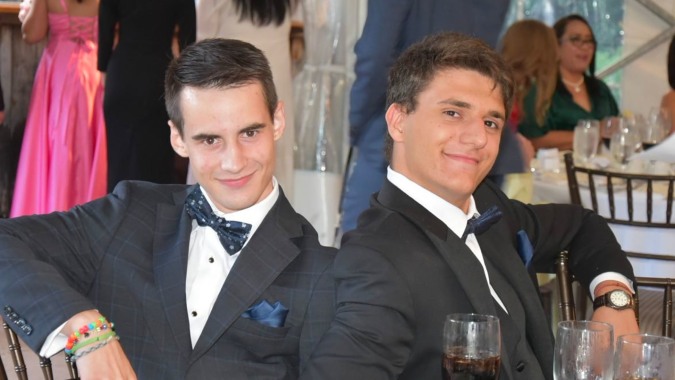 Zwei Männer in formeller Kleidung nehmen an einer Veranstaltung der WillowWood School teil.