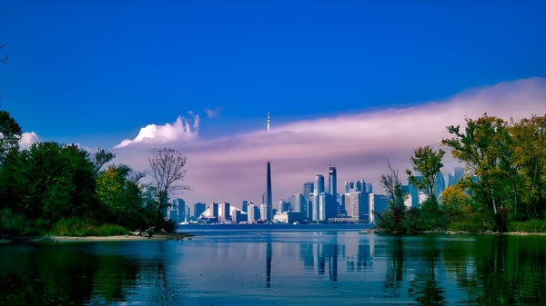 Der ruhige See spiegelt die Wolkenkratzer und die grüne Umgebung bei der WillowWood School.