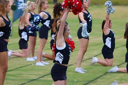 Eine Gruppe Cheerleader führt auf dem Rasenfeld eine synchronisierte Routine an der Willunga High School aus.