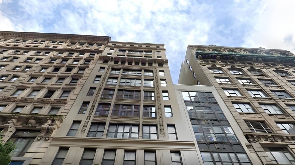 Die Gebäude der Winchendon School in New York City zeigen eine detailreiche Architektur vor wolkenverhangenem Himmel.