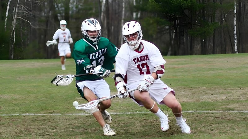 Zwei Lacrosse-Schüler laufen auf dem Sportfeld der Winchendon School in New York City.