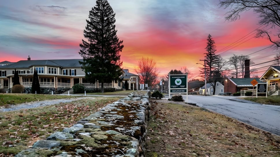 Blick auf eine kleine Straßenansicht mit Sonnenuntergang und Häusern in der Nähe der Winchendon School in Massachusetts.