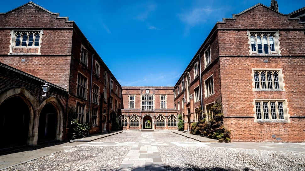 Der Backsteinhof mit einem Portal und großen mehrstöckigen Gebäuden ist auf dem Gelände des Winchester College zu sehen.