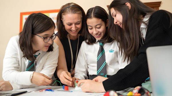 Schülerinnen der Windermere Preparatory School arbeiten gemeinsam an einem Tisch bei einer Gruppenaktivität.