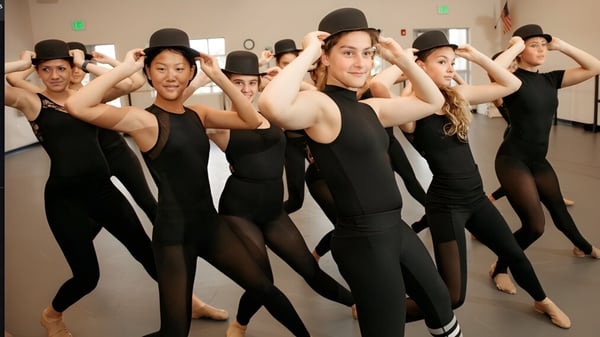 Eine Gruppe von Schülerinnen und Schülern der Windermere Preparatory School posiert im Tanzstudio in schwarzer Tanzkleidung.