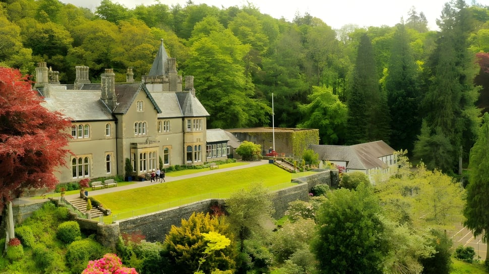 Das historische Manorhaus ist umgeben von einer gepflegten Grünanlage auf dem Gelände der Windermere School.