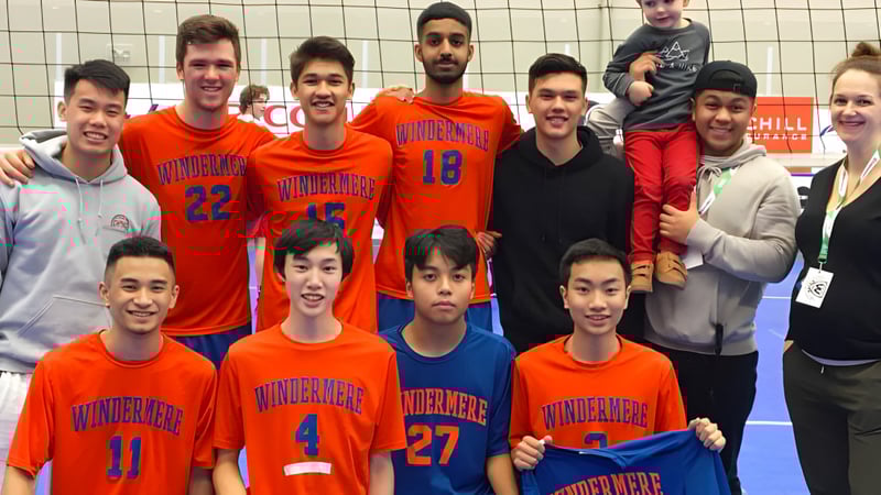 Eine Gruppe von Schülern der Windermere Secondary School posiert in Sportkleidung in einer Sporthalle.