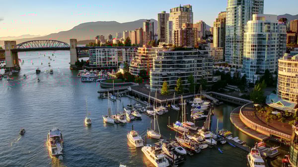 Blick auf die belebte Stadtansicht mit Wolkenkratzern und Booten vom Campus der Windsor Secondary School.