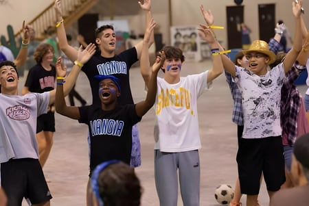 Eine Gruppe von Schülerinnen und Schülern der Winston Salem Christian School jubelt mit erhobenen Armen.