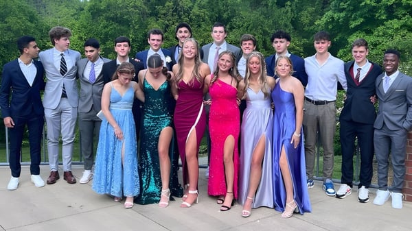 Eine Gruppe von Schülerinnen und Schülern der Winston Salem Christian School steht gemeinsam in einem grünen Außenbereich.