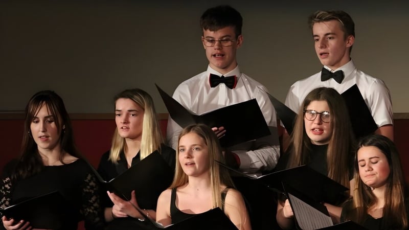 Eine Gruppe Schüler der Wisbech Grammar School singt gemeinsam bei einer Aufführung.