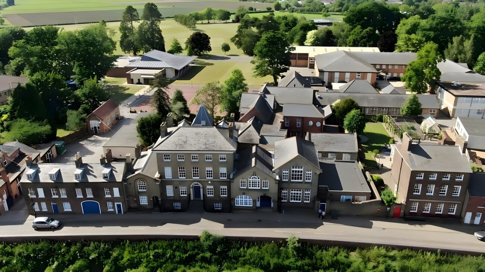 Historische Stadtansicht mit mehrstöckigen Gebäuden in der Nähe der Wisbech Grammar School in einer grünen Landschaft.