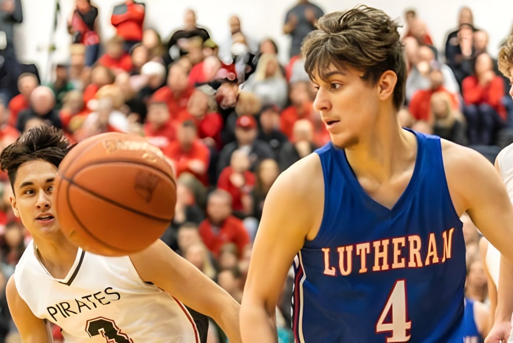 Zwei Basketballspieler kämpfen während eines Spiels auf dem Spielfeld der Wisconsin Lutheran High School um den Ball.