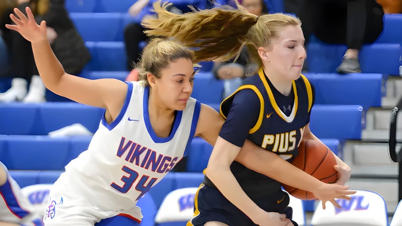 Zwei Basketballspielerinnen kämpfen um den Ball auf dem Spielfeld der Wisconsin Lutheran High School.