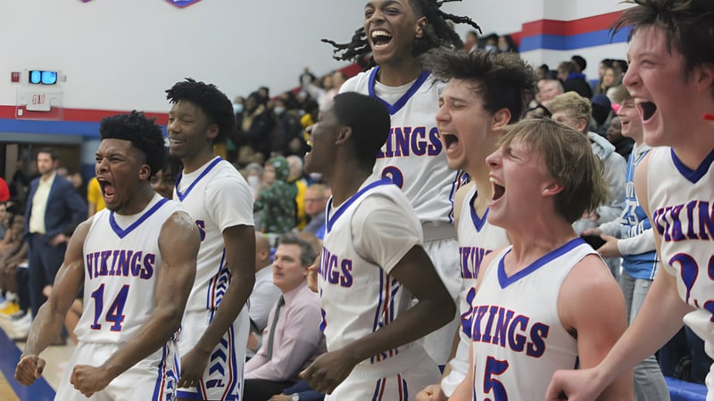 Schüler der Wisconsin Lutheran High School feiern gemeinsam auf dem Basketballfeld vor Zuschauern.