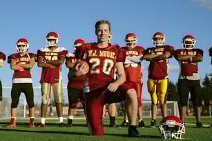 Eine Gruppe von Fußballspielern steht auf dem Spielfeld der W.J. Mouat Secondary School.