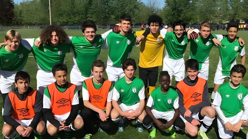 Eine Gruppe von Schülern des Woodbridge College steht im Fußballtrikot für ein Mannschaftsfoto auf dem Rasen.