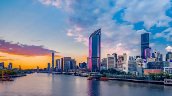 Ein Stadtbild mit hohen Wolkenkratzern und Fluss vor dem Sonnenuntergang auf dem Campus von Woodcrest State College.