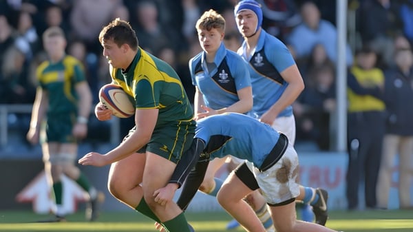 Ein Rugby-Spieler trägt den Ball während eines Spiels auf dem Feld der Woodhouse Grove School.