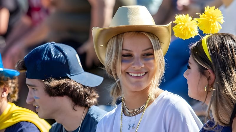 Eine Gruppe von Schülern der Woodstock Academy trägt bunte Hüte und Accessoires bei einer Feier.