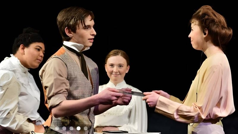 Schüler der Worcester Academy in historischen Kostümen führen eine Szene mit einer Übergabe während einer Aufführung auf dem Campus auf.