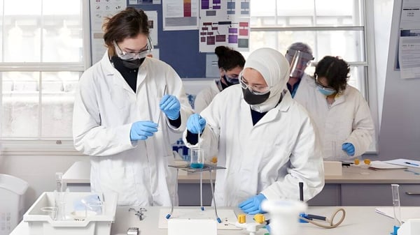 Schüler der Worthgate School Canterbury arbeiten im Labor mit wissenschaftlichen Geräten.