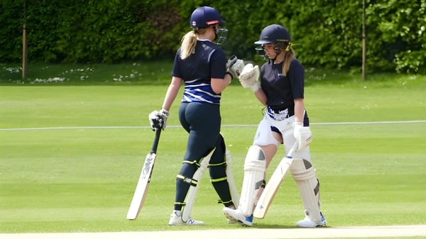 Zwei Schülerinnen in Cricket-Uniform stehen auf dem Spielfeld auf dem Campus des Wrekin College.