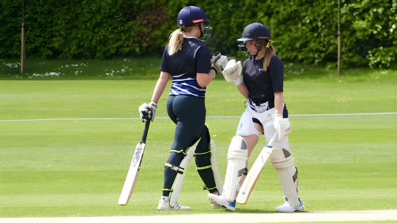Zwei Schülerinnen in Cricket-Uniform stehen auf dem Spielfeld auf dem Campus des Wrekin College.