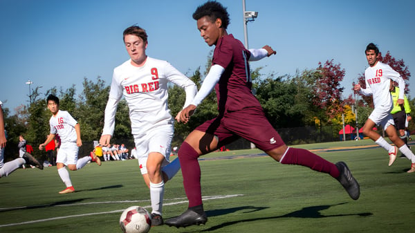 Schüler des Wycliffe College spielen ein Fußballspiel auf dem grünen Spielfeld.