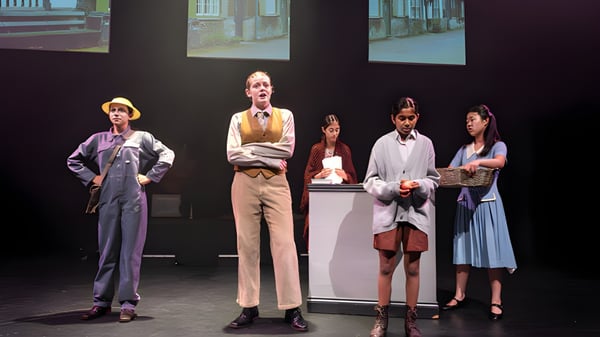 Eine Gruppe von Schülerinnen und Schülern der Wycombe Abbey School steht vor einer Stadtkulisse.