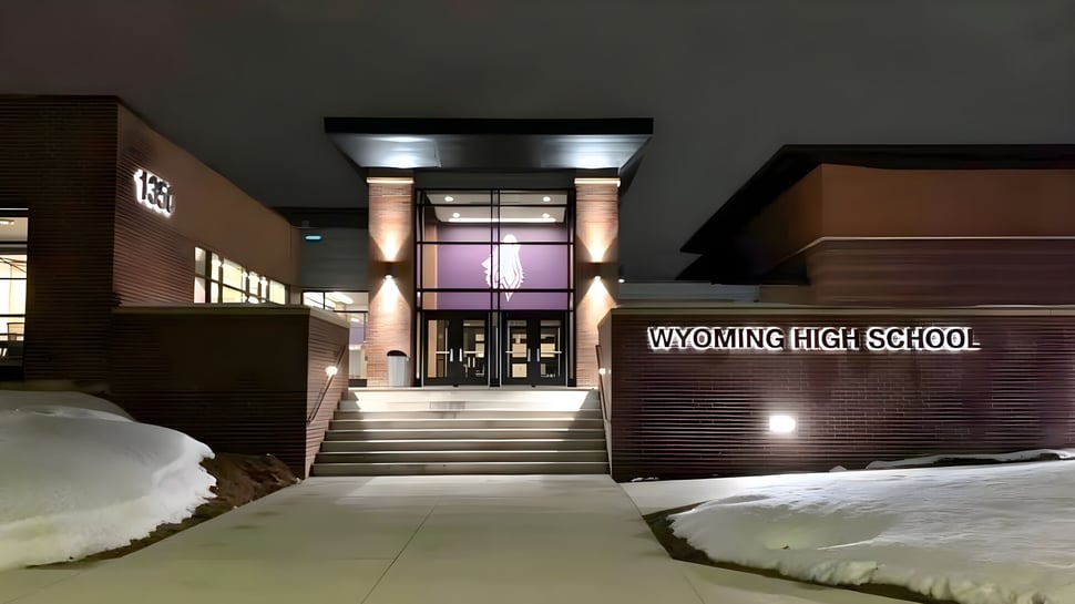 Das moderne Gebäude der Wyoming High School mit Eingangsbereich und verschneitem Vorplatz.