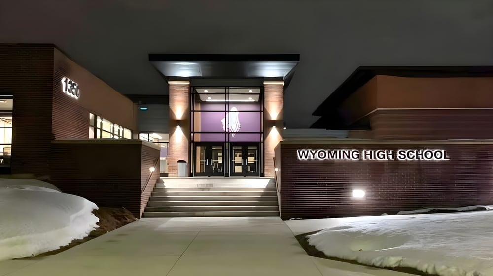 Das moderne Gebäude der Wyoming High School mit Eingangsbereich und verschneitem Vorplatz.