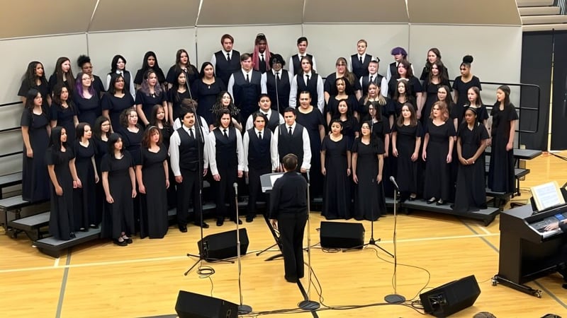 Ein großer Chor der Wyoming High School steht auf der Bühne und singt unter Leitung eines Dirigenten.