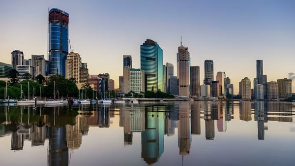 Der moderne Hafen mit Wolkenkratzern im Hintergrund ist in der Nähe der Yeronga State High School zu sehen.