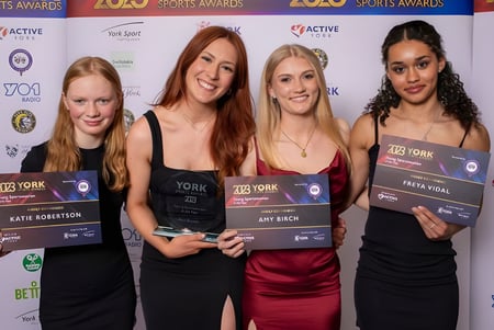 Vier Schülerinnen des York College halten jeweils eine Auszeichnung bei den 2020 Sports Awards.