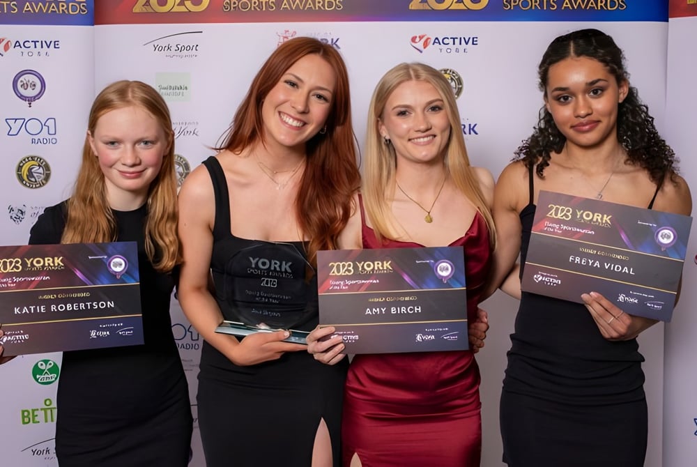 Vier Schülerinnen des York College halten jeweils eine Auszeichnung bei den 2020 Sports Awards.