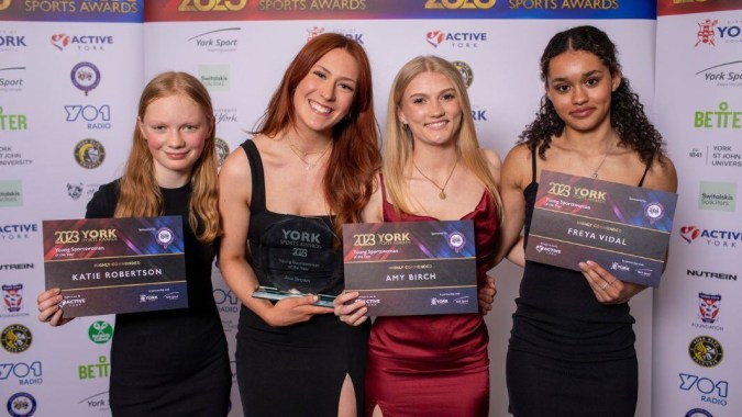 Vier Schülerinnen des York College stehen mit ihren Sportpreisen vor dem Hintergrund des Sport Awards 2020.