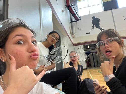 Vier Mädchen mit Badminton Schlägern